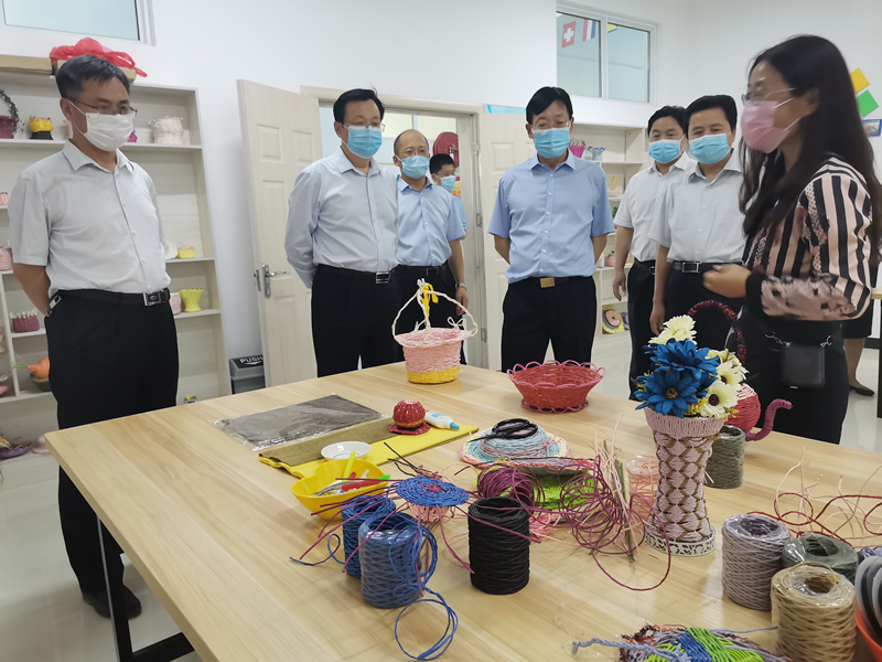李金川在濮阳市华龙区田村小学调研_副本.png