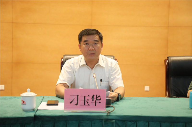 省教育厅党组成员、副厅长、一级巡视员刁玉华主持会议3_副本.png