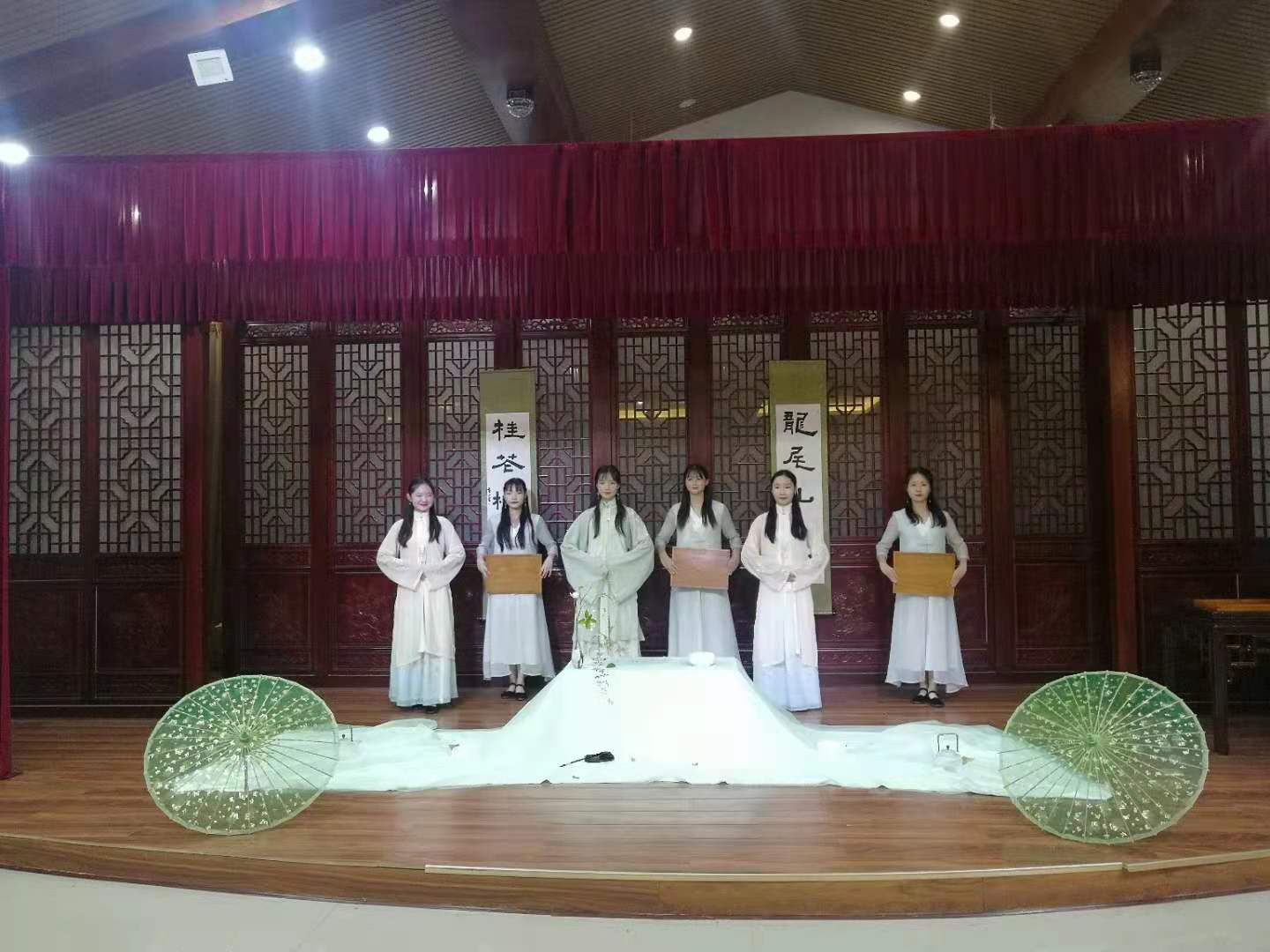 茶业系:表演厅里的主题党日活动