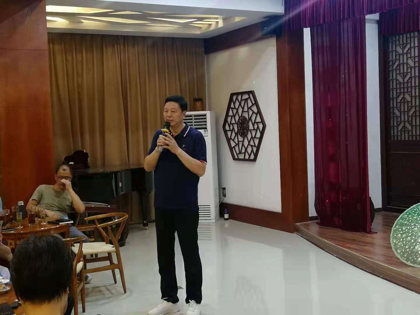 茶业系:表演厅里的主题党日活动