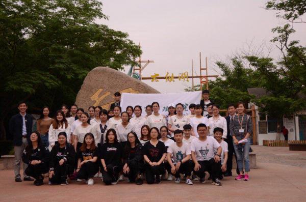 旅高专1701班学生大纵湖实践教学.jpg