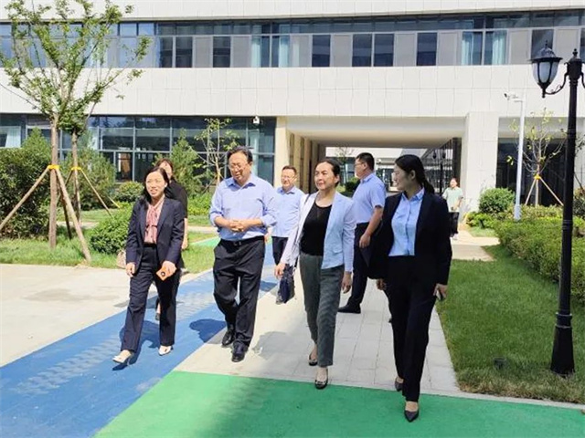 尹守锋一行进行参观考察.jpg